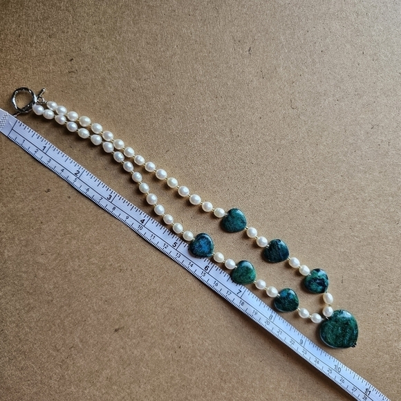 Green-toned freshwater pearl necklace green heart-shaped stones toggle clasp - Picture 5 of 5